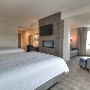 One-Bedroom Queen Suite